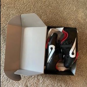 Size 40: Mens 7/Womens 9 black and red Peloton clip in shoes